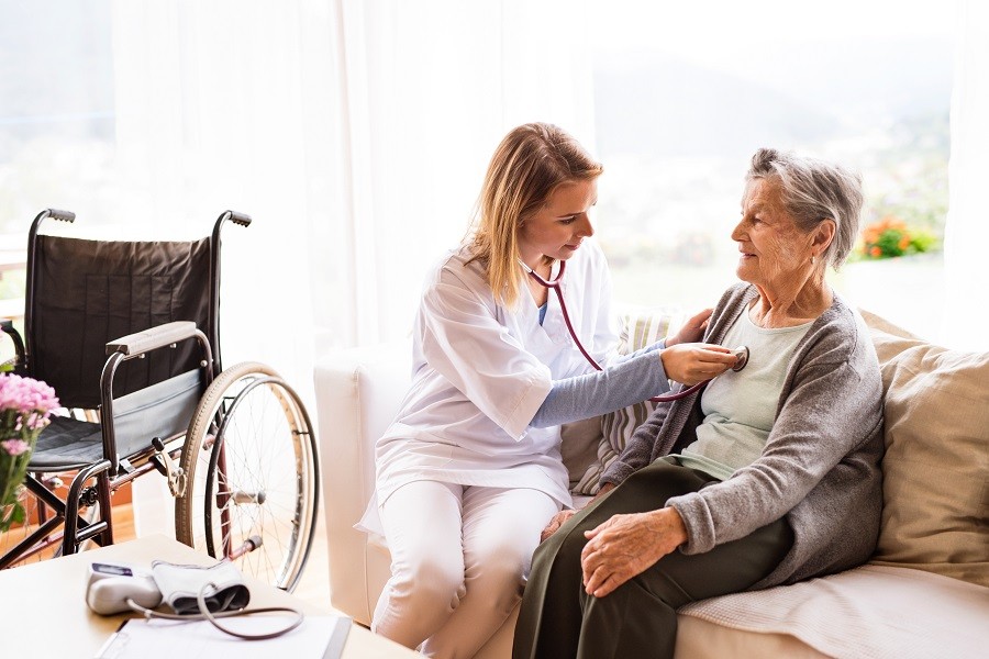 Soins infirmiers à domicile avec une infirmière libérale