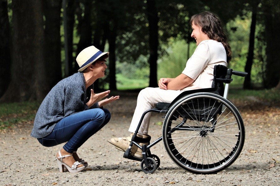 Utilisation d'un fauteuil roulant en extérieur 