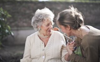 Mise en place des soins à domicile par l'assistante sociale