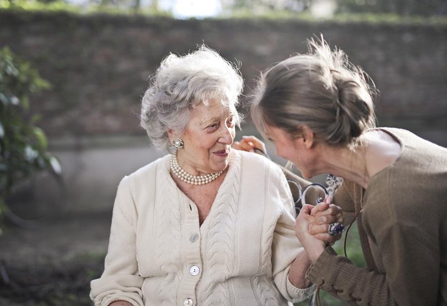 Mise en place des soins à domicile par l'assistante sociale