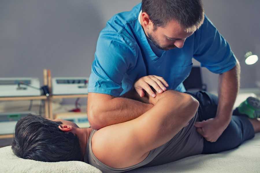 Ostéopathe réalisant des soins