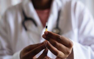 Vaccins contre la grippe par un infirmier libéral