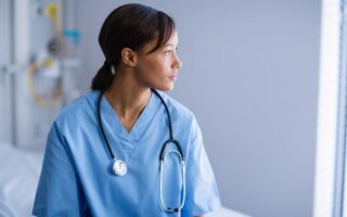 Sages-femmes : que dit le texte de loi pour améliorer le système de santé ?