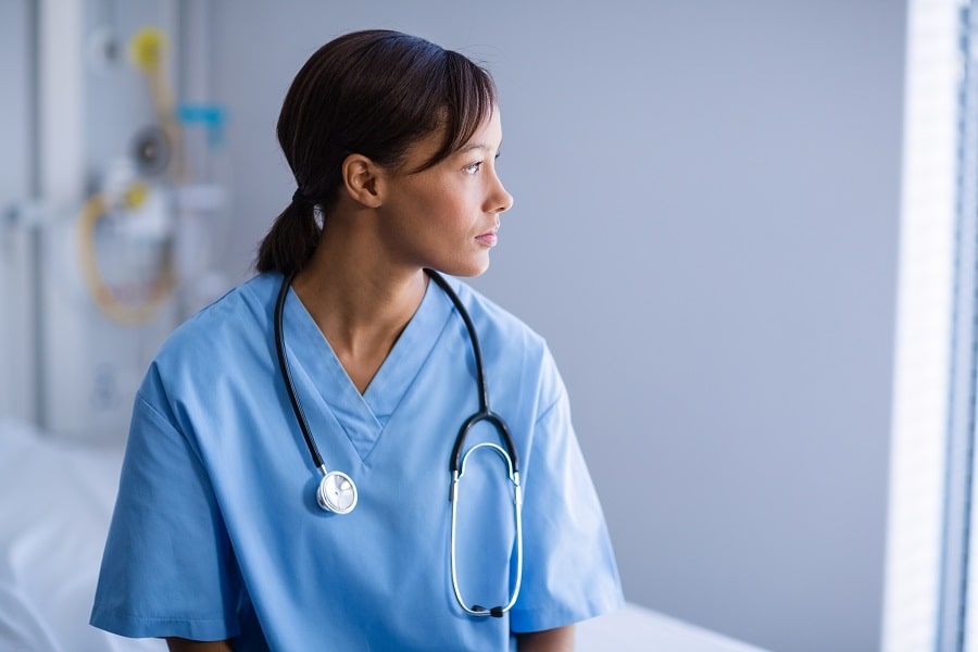 Sages-femmes : que dit le texte de loi pour améliorer le système de santé ?