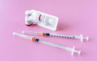 La HAS est favorable à la vaccination anti-covid par les sages-femmes