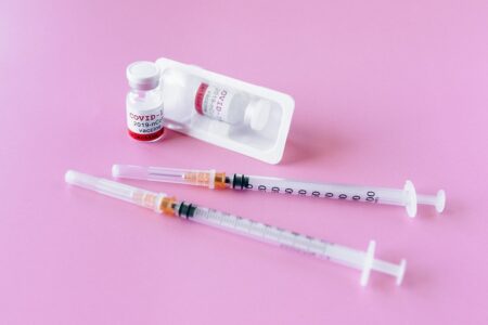 La HAS est favorable à la vaccination anti-covid par les sages-femmes
