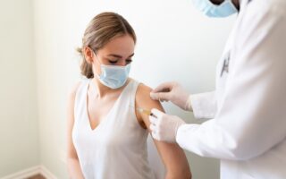 Se faire vacciner par une infirmière ou une sage-femme