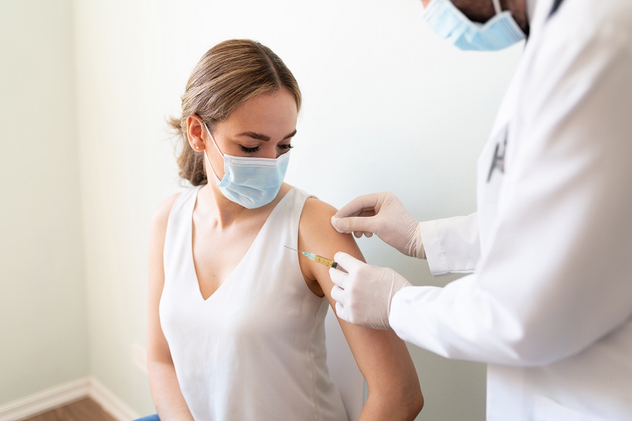 Se faire vacciner par une infirmière ou une sage-femme