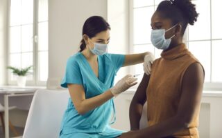 Le médecin du travail peut administrer le vaccin covid en entreprise