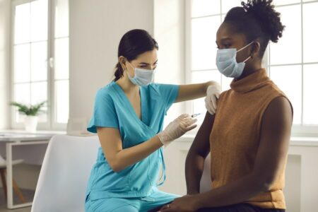 Le médecin du travail peut administrer le vaccin covid en entreprise