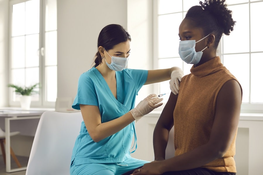 Le médecin du travail peut administrer le vaccin covid en entreprise