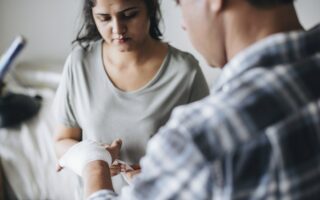 Prendre RDV pour retirer des points de suture à domicile