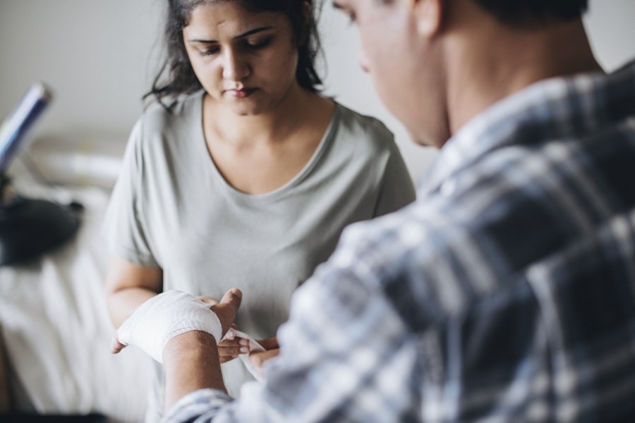 Prendre RDV pour retirer des points de suture à domicile