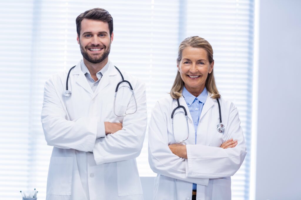 Deux médecins en blouse