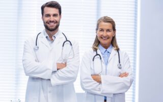Deux médecins en blouse