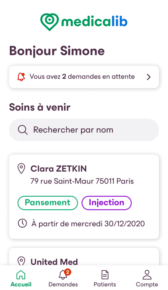 Un professionnel de santé prodiguant des soins à un patient